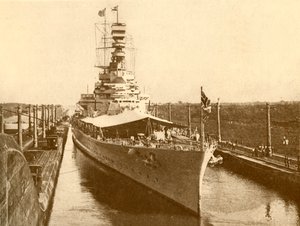 H.M.S. Berømt passerer gjennom Panamakanalen med hertugen og hertuginnen av York om bord, c1930 av Unbekannt