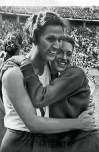 Helen Stephens og Alice Arden, amerikanske idrettsutøvere, OL i Berlin, 1936 av Unbekannt