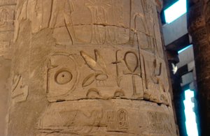 Hieroglyfer skåret på en søyle ved tempelet i Karnak, Egypt, ca. 1300-1200-tallet f.Kr. av Unbekannt