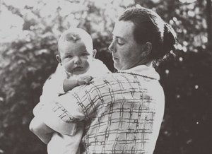 Hilde Mangold 1898-1924 med sin baby, 1924 av Unbekannt