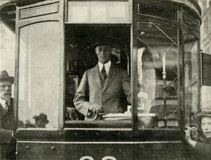 Hans Majestet kjører en trikk gjennom gatene i Glasgow ..., 1924, 1937. av Unbekannt