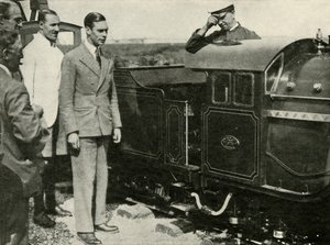 Hans Majestet inspiserer miniatyrjernbanen i New Romney, Kent, 1926, 1937. av Unbekannt