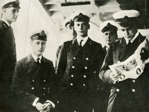 Hans Majestet satt blant hans medkadetter, c1910-årene, 1937. av Unbekannt