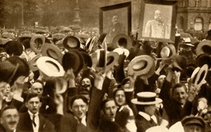 Hoch the Kaiser!: jublende folkemengder i gatene, Berlin, Tyskland, 4. august 1914, 1933. av Unbekannt