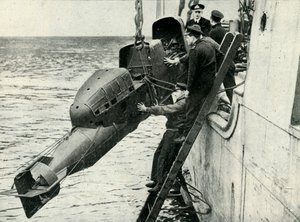 Heising av en vognbemannet torpedo om bord på et skip, andre verdenskrig, 1945. av Unbekannt