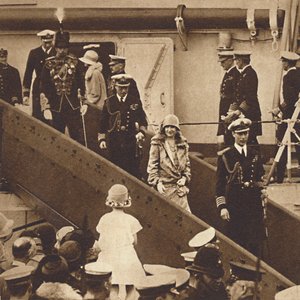 Hjemme igjen - Hertugen og hertuginnen lander i Portsmouth 27. juni 1927, 1937 av Unbekannt