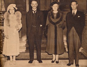 Hjem igjen - kongen, dronningen, med herr og fru Chamberlain, 1938, 1938 av Unbekannt