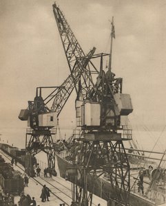 Enorme mobile kraner på Tilbury svinger lasten fra et fartøys last, c1935. av Unbekannt