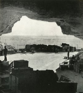Enorme bombesikre butikker og reparasjonsverksteder ble laget fra hulene, c1942-1943, 1945. av Unbekannt
