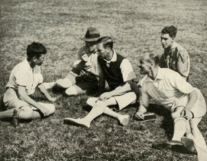 In Camp at Southwold, Suffolk: A Friendly Chat, 1937. av Unbekannt