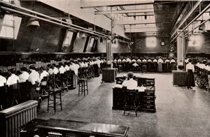 I en stor telefonsentral, c1916 av Unbekannt