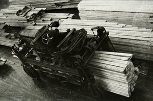 I en trebearbeidingsfabrikk, Russland, 1950-tallet av Unbekannt