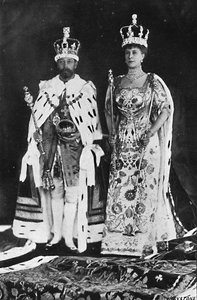 Våren 1910 døde kong Edward VII, i mars 1911 ble kong George V kronet, 1911, 1945 av Unbekannt