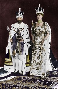 Våren 1910 døde kong Edward VII, i mars 1911 ble kong George V kronet, 1911, 1945 av Unbekannt