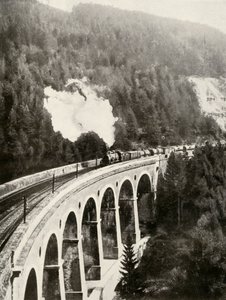 I Semmering-dalen, Østerrike. Et godt tog som krysser den buede Gamperl-viadukten, 1935-36. av Unbekannt