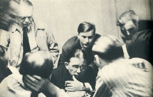 Inne i en tysk interneringsleir. Amerikanere lytter til London., 1942. av Unbekannt