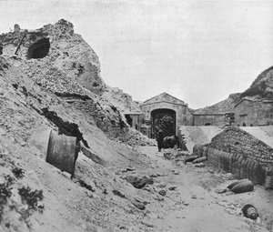 Inne i den ødelagte festningen Sedd el Bahr, 1915 av Unbekannt