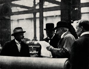 Inspiserer en våpenfabrikk, c1917, 1945. av Unbekannt