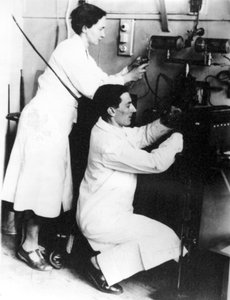 Irene Joliot-Curie og Frederic Joliot, franske fysikere, ca 1935 av Unbekannt