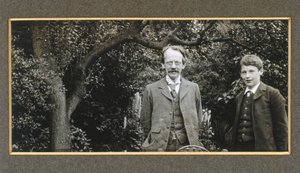 J J Thomson med sønnen George, ca 1909 av Unbekannt