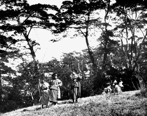 Japanske barn som leker med buer, Korea, 1900 av Unbekannt