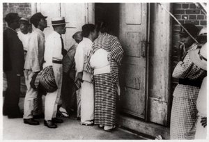 Japansk folkemengde ser inn i Zeppelin-hangaren, Kasumigaura, Japan, 1929 1933 av Unbekannt