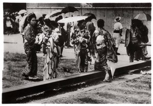 Japanske kvinner ved Zeppelin-hangaren, Kasumigaura, Japan, 1929 1933 av Unbekannt