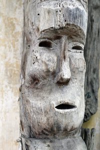 Jarai (Gia Rai) etnisk gruppe. Verneånden til en Jarai-grav. Trestatue. Con Tum. Vietnam av Unbekannt
