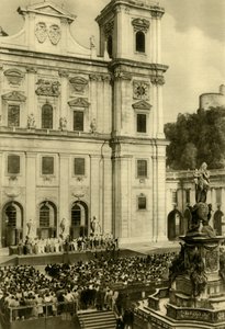 Alle opptrådte foran Salzburg katedral, Salzburg, Østerrike, c1935. av Unbekannt