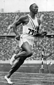 Jesse Owens på slutten av 100m ved de olympiske leker i Berlin, 1936 av Unbekannt