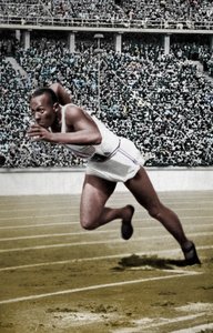 Jesse Owens ved starten av 200 meter ved de olympiske leker i Berlin, 1936 av Unbekannt
