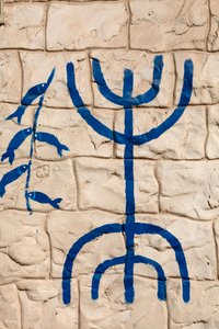 Jødiske symboler på en husvegg, Hara Kebira, Tunisie av Unbekannt