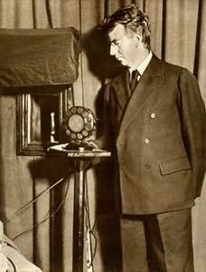 John Logie Baird så på det første stykket som ble sendt på TV, 14. juli 1930, 1935. av Unbekannt