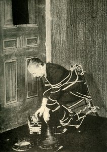 John Nevil Maskelyne fremfører en åndekabinettillusjon, c1910. av Unbekannt
