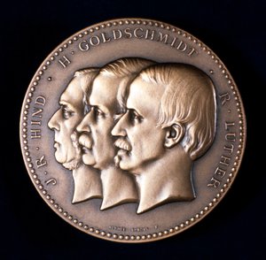 John Russell Hind, Hermann Goldschmidt og Robert Luther, astronomer, ca 1900 av Unbekannt