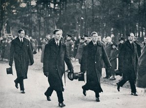 Kong Edward VIII og hans tre brødre følger våpenvognen, 1936 av Unbekannt