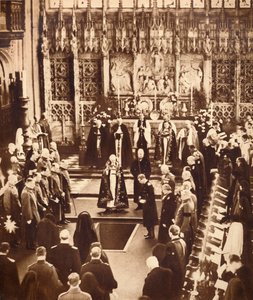 Kong Edward VIII drysser jord på sin fars kiste, 1936. av Unbekannt