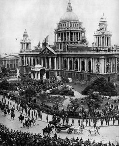 Kong George V kjører for å åpne det første Ulster-parlamentet i Belfast, 1921, 1935 av Unbekannt