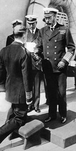 Kong George V ridder viseadmiral Pakenham ombord på HMS Princess Royal, c1930-tallet av Unbekannt