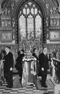 Kong George V liggende i staten, Church of St Mary Magdalene, Sandringham, Norfolk, januar 1936 av Unbekannt