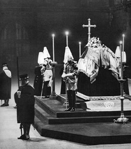 Kong George V liggende i staten i Westminster Hall, London, januar 1936 av Unbekannt