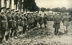 Kong George V besøker allierte styrker i frontlinjen, første verdenskrig, 1915, c1920. av Unbekannt