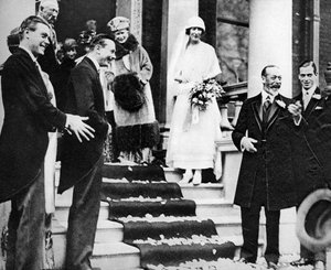 Kong George V vinker lykkeønskninger til prinsesse Maud når hun drar på bryllupsreise, 1923 av Unbekannt