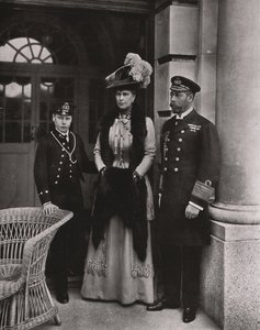 Kong George og dronning Mary med sønnen prins Edward, mai 1910. av Unbekannt