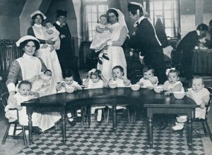 Kingsway Hall Creche for barn med fedre i krigen og mødre som jobber, 1914 av Unbekannt
