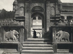 Kloster i tempelet til den hellige tann Dalada Maligawa Vihara, Kandy, 1926 av Unbekannt