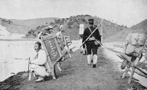 Koreanske kulier som fungerte som bærere for japanske soldater, russisk-japanske krigen, 1904-5 av Unbekannt