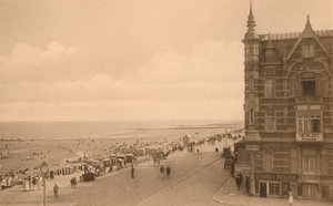 La Digue et la Plage, Promenade and the Beach, c1900. av Unbekannt