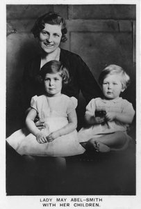 Lady May Abel-Smith med barna sine, 1937 av Unbekannt