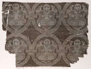 Lampas-fragment med sittende prins som holder falker i kufiske medaljonger, 1654-1955. av Unbekannt
